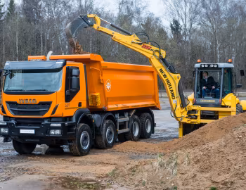 Iveco Trakker AD410T, New Holland B115B