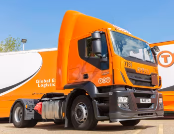 Iveco Stralis Hi-Road 420 4×2 tractor [UK-spec] (AD440) '2013–pr.