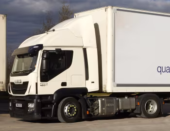 Iveco Stralis Hi-Road 420 4×2 tractor [UK-spec] (AD440) '2013–pr.