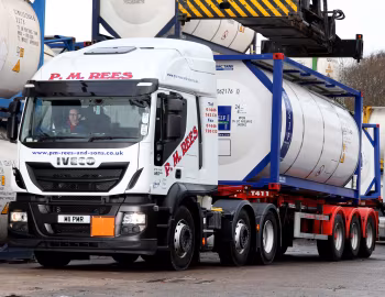 Iveco Stralis Hi-Road 460 6×2 tractor [UK-spec] '2014–pr.