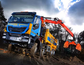 Iveco Trakker Hi-Road 410 8×4 tipper [UK-spec] '2016–pr.