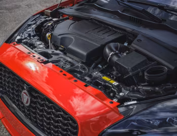 Bajo el capó 2021–24 Jaguar E-Pace P300 Sport [North America] '2021–24