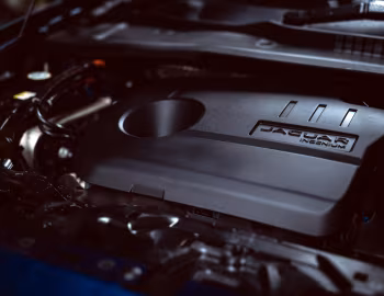 Bajo el capó Jaguar E-Pace P300e R-Dynamic SE [Japan] '2021–24