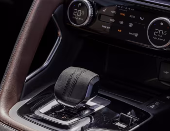 Interior Jaguar E-Pace R-Dynamic P300e AWD [UK-spec] '2020–24