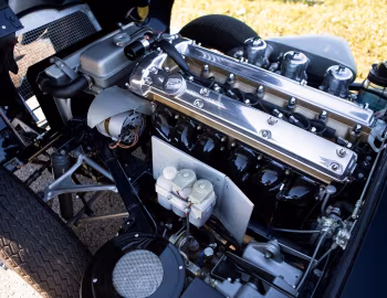 Bajo el capó 1965–67 Jaguar E-Type 4.2-Litre Fixed Head Coupe [US-spec] (XK-E) '10.1964–07.1967