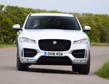 Jaguar F-Pace 20d AWD R-Sport [UK-spec] '2016–20