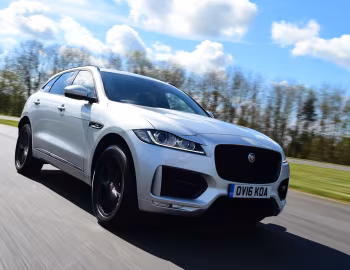 Jaguar F-Pace 20d AWD R-Sport [UK-spec] '2016–20