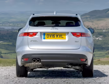 Jaguar F-Pace 20d AWD R-Sport [UK-spec] '2016–20