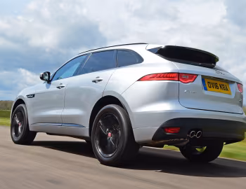 Jaguar F-Pace 20d AWD R-Sport [UK-spec] '2016–20
