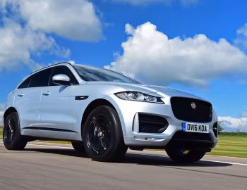 Jaguar F-Pace 20d AWD R-Sport [UK-spec] '2016–20