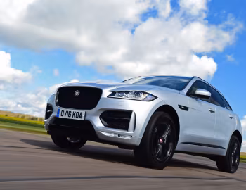 Jaguar F-Pace 20d AWD R-Sport [UK-spec] '2016–20