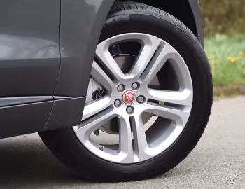 Jaguar F-Pace 25t AWD R-Sport [UK-spec] '04.2017–20