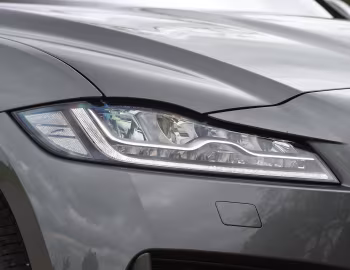 Jaguar F-Pace 25t AWD R-Sport [UK-spec] '04.2017–20
