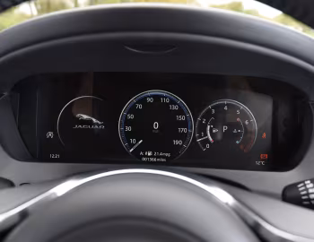 Torpedo Jaguar F-Pace 25t AWD R-Sport [UK-spec] '04.2017–20
