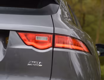 Jaguar F-Pace 25t AWD R-Sport [UK-spec] '04.2017–20