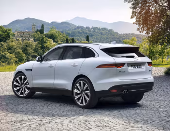 Jaguar F-Pace 20d AWD Portfolio [UK-spec] '2016–20