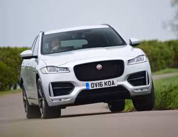 Jaguar F-Pace 20d AWD R-Sport [UK-spec] '2016–20