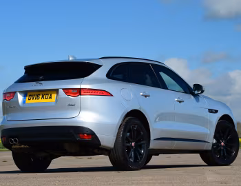 Jaguar F-Pace 20d AWD R-Sport [UK-spec] '2016–20