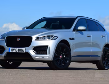 Jaguar F-Pace 20d AWD R-Sport [UK-spec] '2016–20