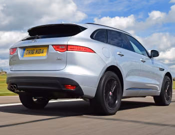 Jaguar F-Pace 20d AWD R-Sport [UK-spec] '2016–20
