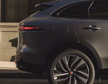 2021–pr. Jaguar F-Pace S [North America] '2021–pr.