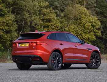 Jaguar F-Pace S 30t AWD Prestige [UK-spec] '2016–20