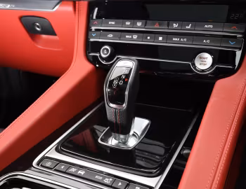 Interior Jaguar F-Pace SVR [UK-spec] '2019–21
