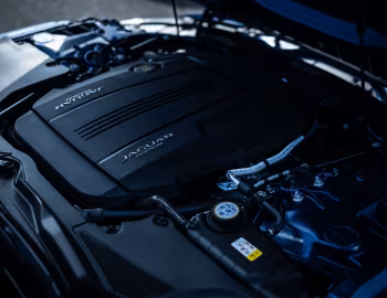 Bajo el capó Jaguar F-Type P300 R-Dynamic Convertible [Japan] '2020–24