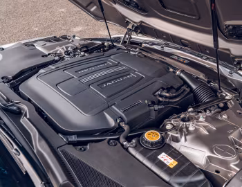 Bajo el capó Jaguar F-Type P450 R-Dynamic [UK-spec] '2020–24