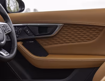 Interior Jaguar F-Type R Convertible [UK-spec] '2020–24