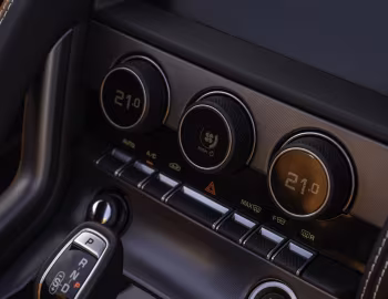 Interior Jaguar F-Type R Convertible [UK-spec] '2020–24