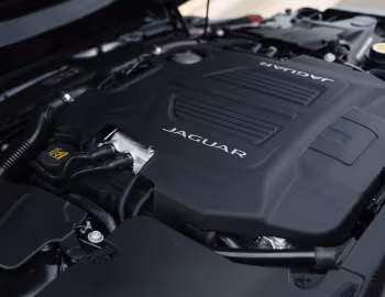 Bajo el capó Jaguar F-Type R Coupé [Australia] '2020–24