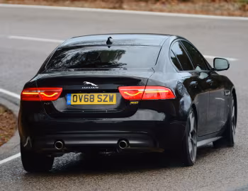 Jaguar XE 300 Sport [UK-spec] '2018–19
