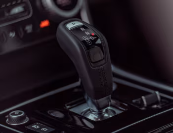 Interior Jaguar XE D180 S [UK-spec] '2019–pr.