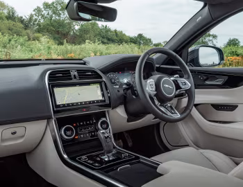 Interior Jaguar XE D180 S [UK-spec] '2019–pr.