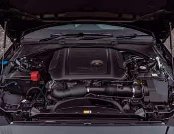 Bajo el capó Jaguar XE D180 S [UK-spec] '2019–pr.
