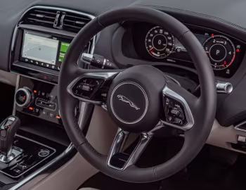 Interior Jaguar XE D180 S [UK-spec] '2019–pr.