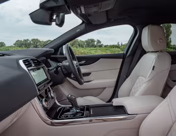 Interior Jaguar XE D180 S [UK-spec] '2019–pr.