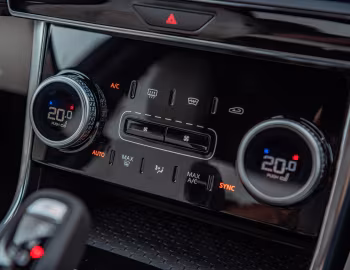 Interior Jaguar XE D180 S [UK-spec] '2019–pr.