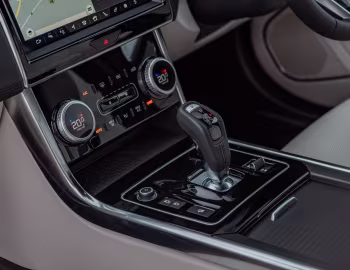 Interior Jaguar XE D180 S [UK-spec] '2019–pr.