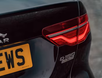 Jaguar XE D180 S [UK-spec] '2019–pr.
