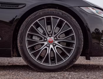 Jaguar XE D180 S [UK-spec] '2019–pr.