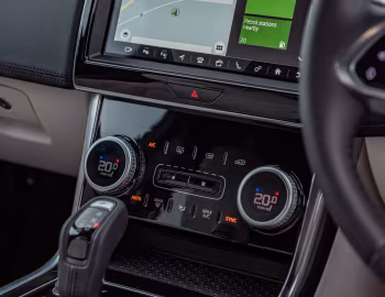 Interior Jaguar XE D180 S [UK-spec] '2019–pr.