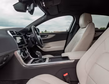 Interior Jaguar XE D180 SE R-Dynamic AWD [UK-spec] '2019–pr.