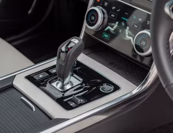 Interior Jaguar XE D180 SE R-Dynamic AWD [UK-spec] '2019–pr.