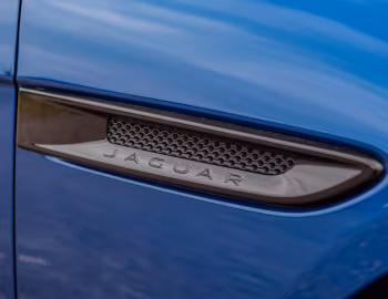 Jaguar XE D180 SE R-Dynamic AWD [UK-spec] '2019–pr.