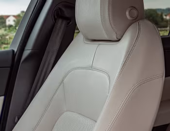 Interior Jaguar XE D180 SE R-Dynamic AWD [UK-spec] '2019–pr.
