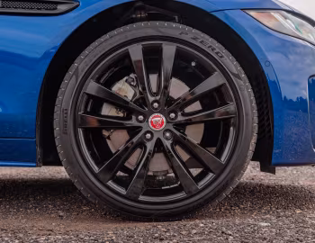Jaguar XE D180 SE R-Dynamic AWD [UK-spec] '2019–pr.
