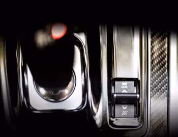 Interior Jaguar XE P300 HSE R-Dynamic [Japan] '2019–24