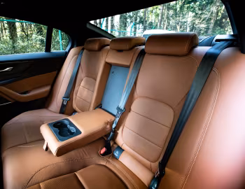 Interior Jaguar XE P300 HSE R-Dynamic [Japan] '2019–24